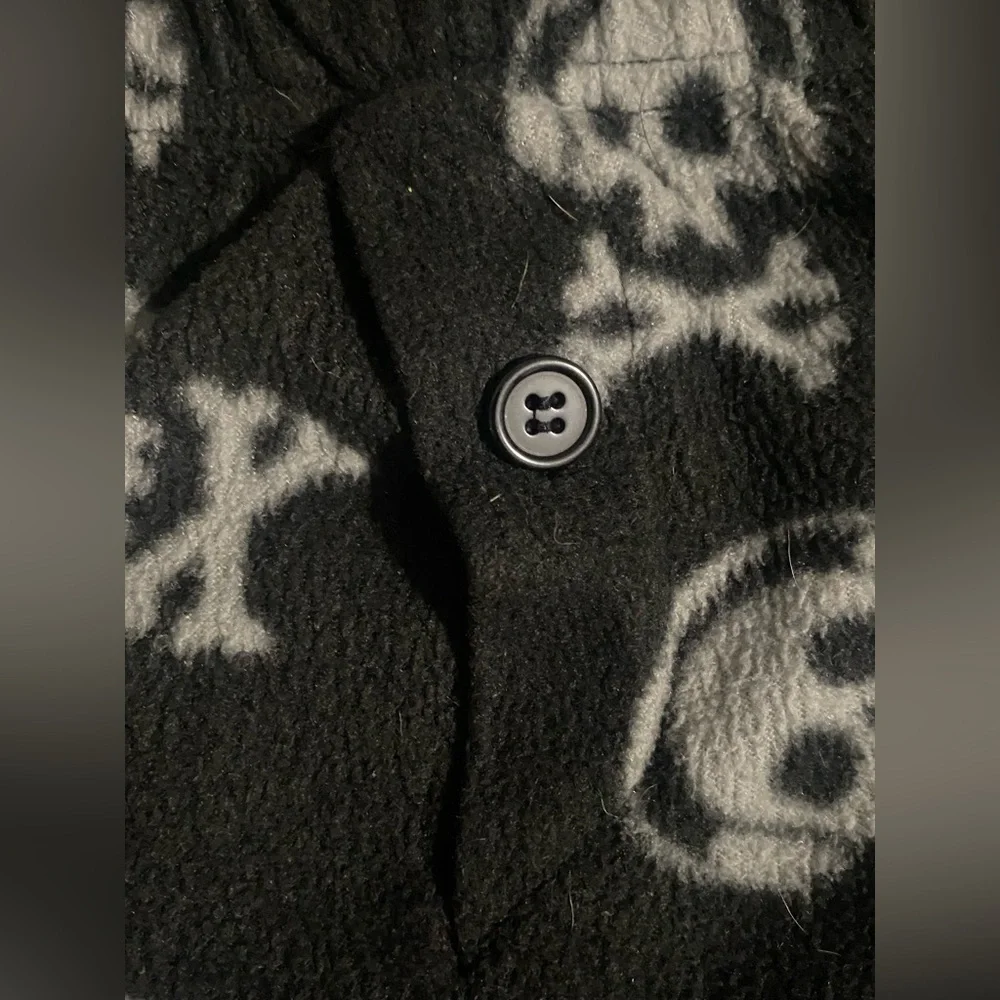 Black Fleece Blanket with White Skull & Crossbones Pattern - Picture 2 of 2